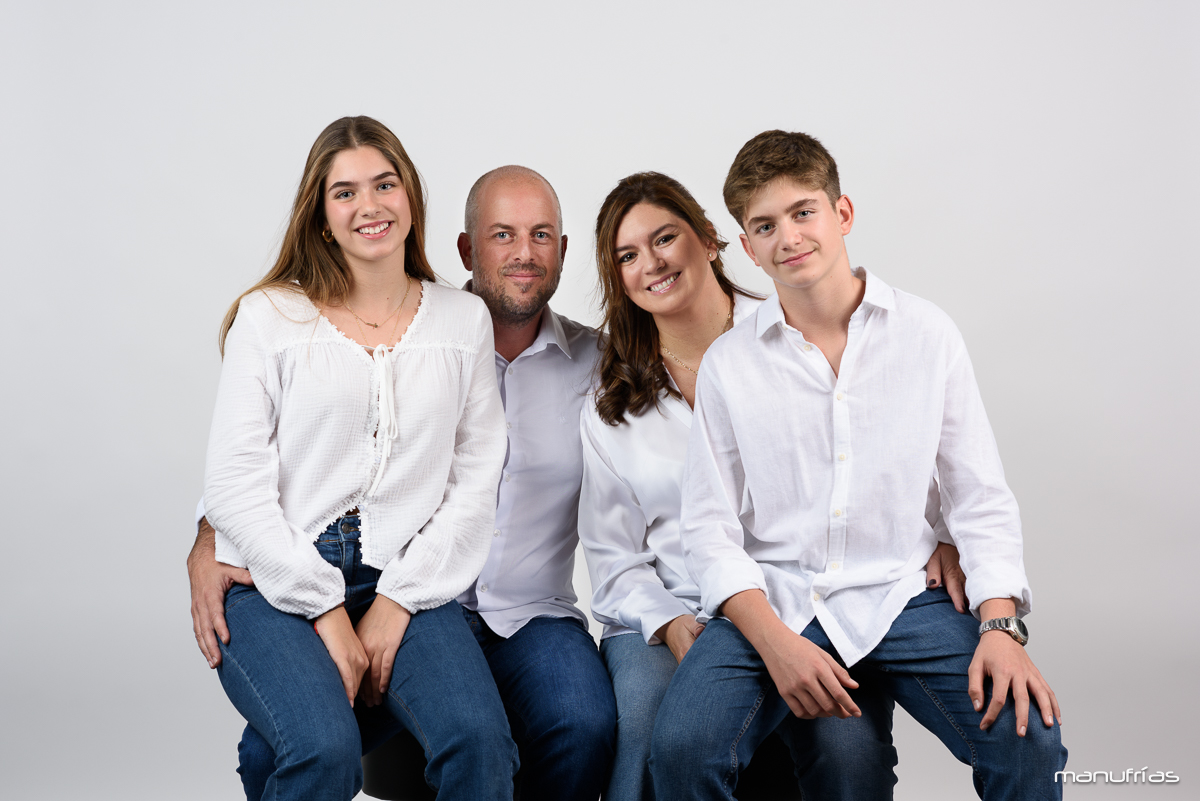 manufrias-sesion-fotografica-de-familia-en-estudio-sevilla