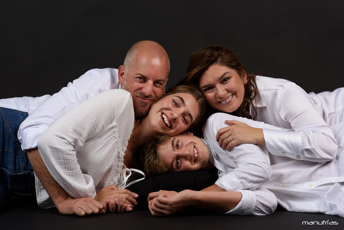 manufrias-sesion-fotografica-de-familia-en-estudio-sevilla