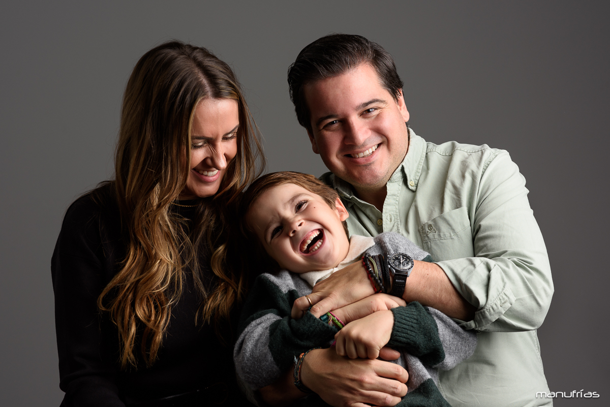 sesion-fotografica-familia-en-estudio-sevilla